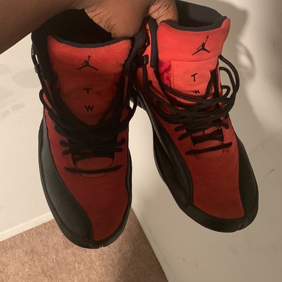 I am selling the flu game 12 sz 9.5 bought for 225 liking for 160-190 - Picture 2 of 5